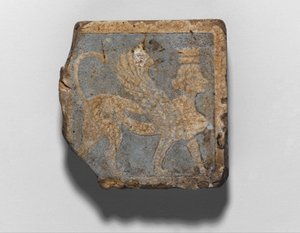 Azulejo con esfinge femenina alada coronada
